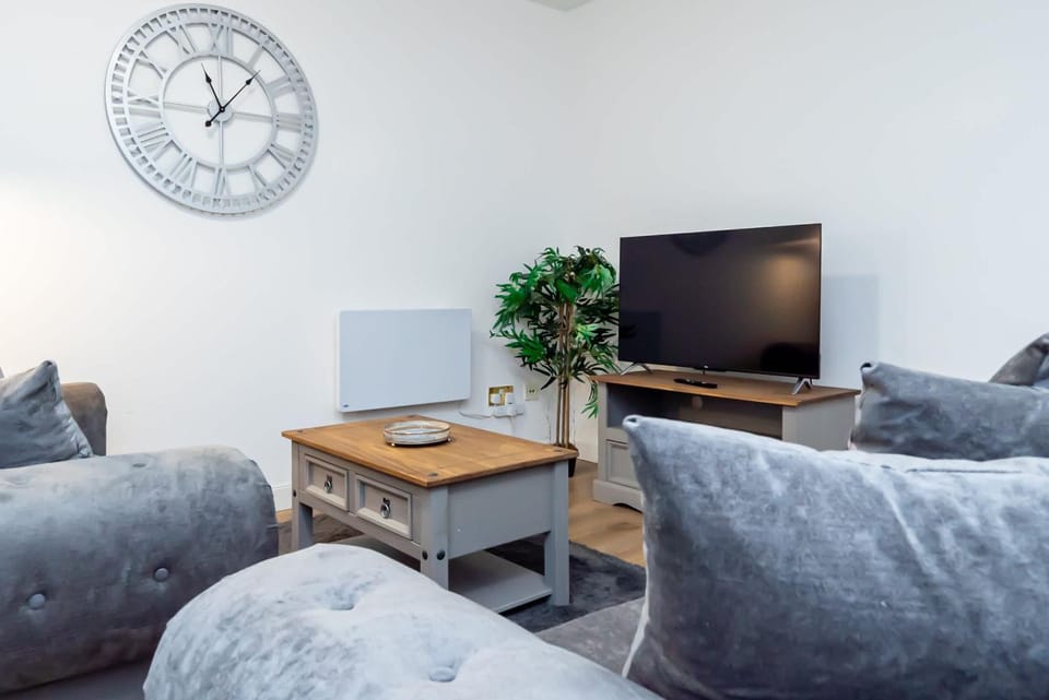 Spacious Home near Heathrow & Windsor with Parking House in Slough