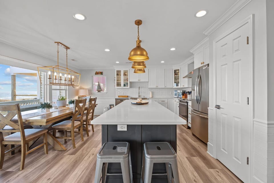 Oceanfront luxury, private pool & beach access! House in Holden Beach