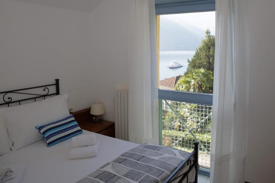 Bedroom, Lake view