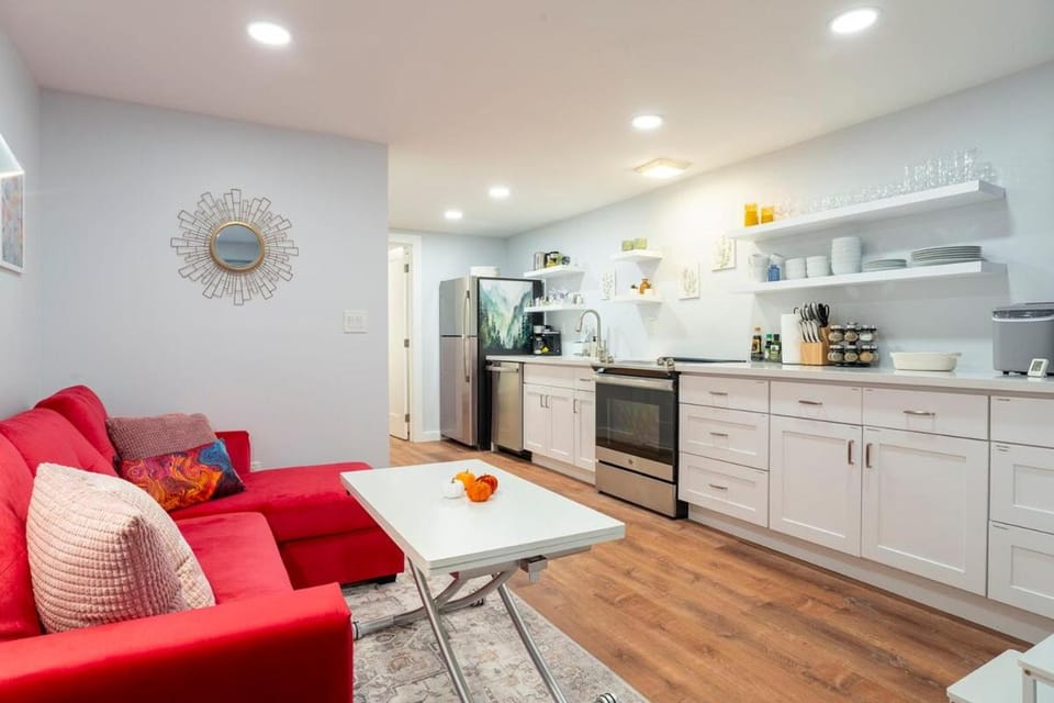 Coffee/tea facilities, Kitchen or kitchenette, Living room, Seating area, Dining area, dishwasher, oven, pet friendly, stove, toaster