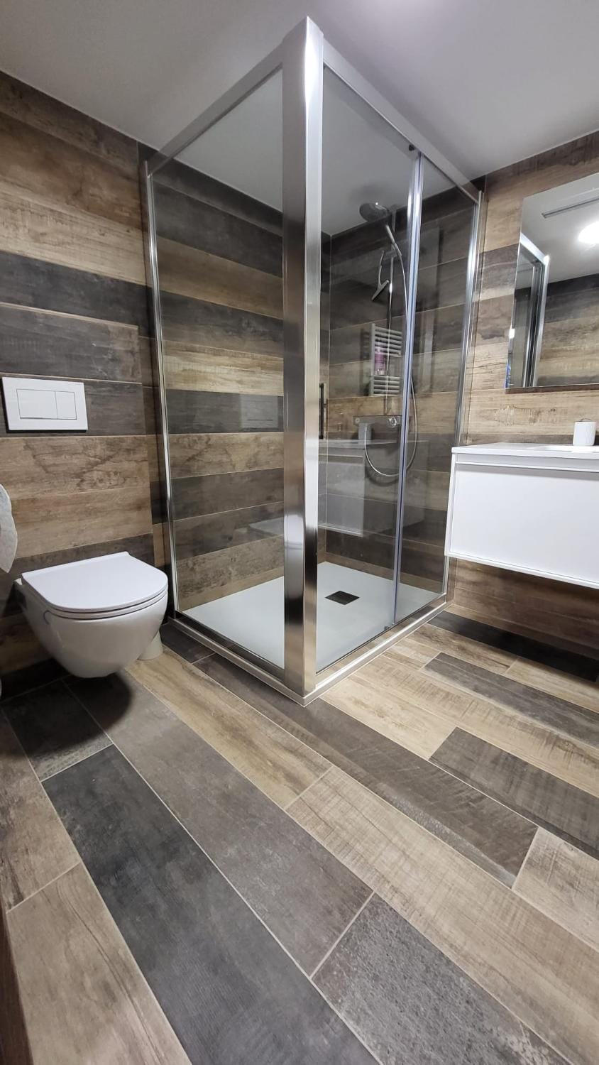 Shower, Toilet