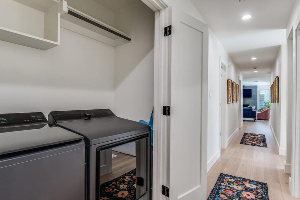 La Fleur Chateau 4B 2B Duplex KING Pet Friendly House in Richardson