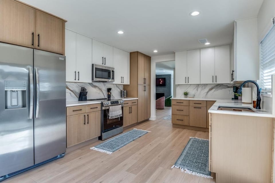 La Fleur Chateau 4B 2B Duplex KING Pet Friendly House in Richardson