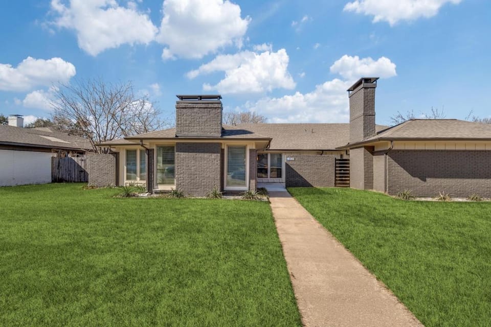 La Fleur Chateau 4B 2B Duplex KING Pet Friendly House in Richardson