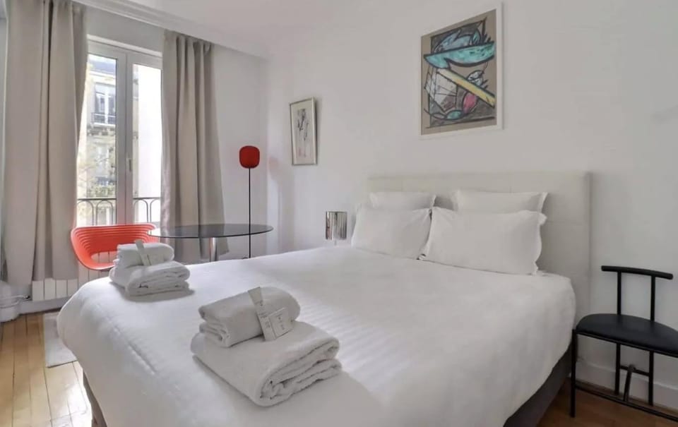 Superbe Appartements Champs Elysees Wagram Apartment in Paris