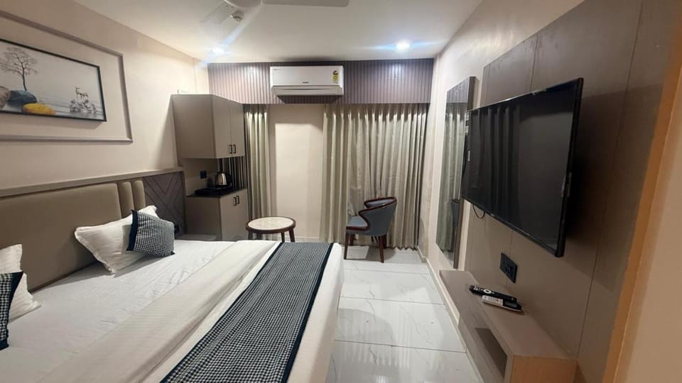 Communal lounge/ TV room, Bed, TV and multimedia, Photo of the whole room, Bedroom, air conditioner
