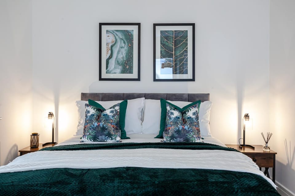 Luxurious Spacious Home With Parking And Garden House in Stoke-on-Trent