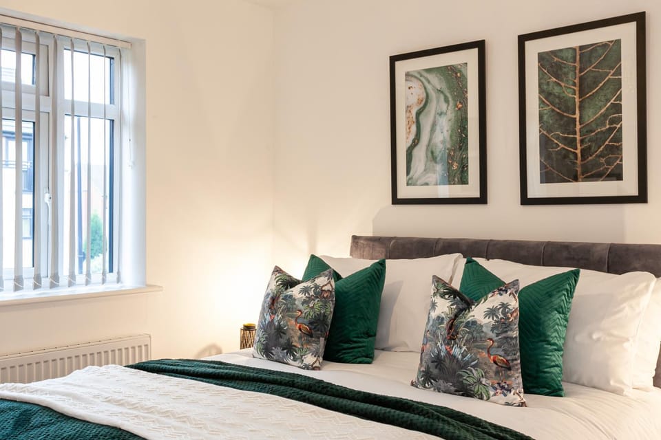 Luxurious Spacious Home With Parking And Garden House in Stoke-on-Trent