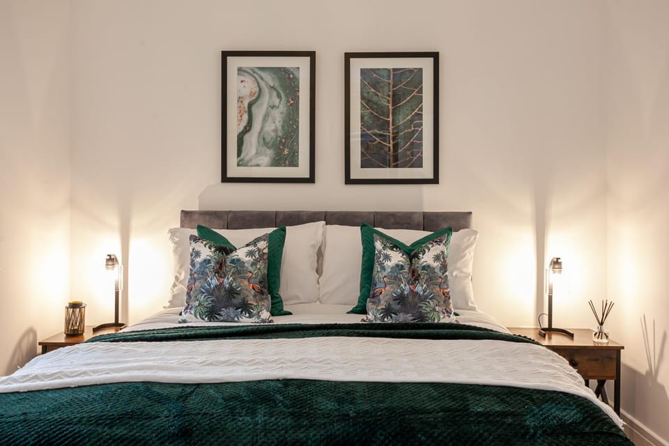 Luxurious Spacious Home With Parking And Garden House in Stoke-on-Trent