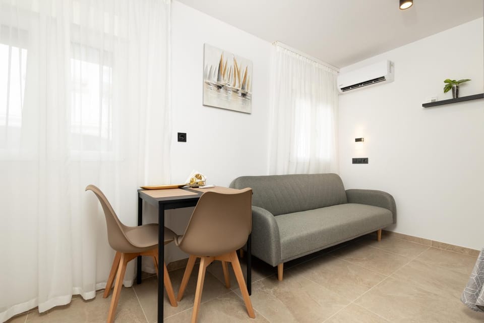 Living room, Seating area, Dining area, air conditioner