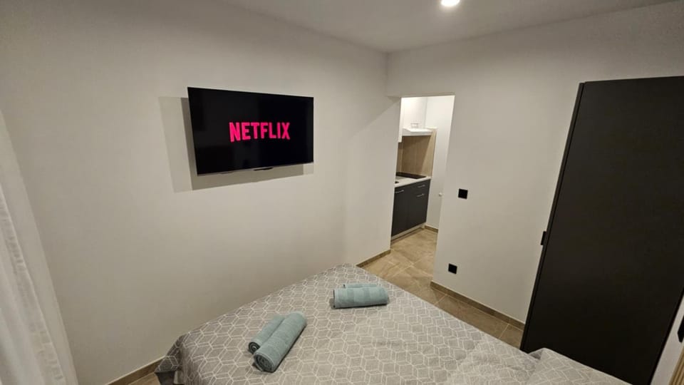 Bed, TV and multimedia, Photo of the whole room, Bedroom, towels