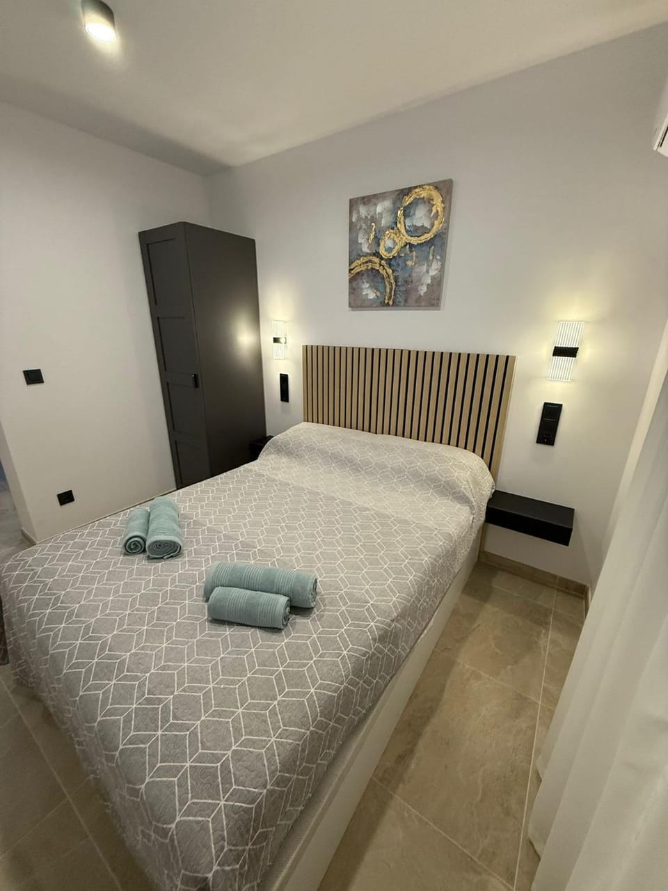 Bed, Photo of the whole room, Bedroom, towels