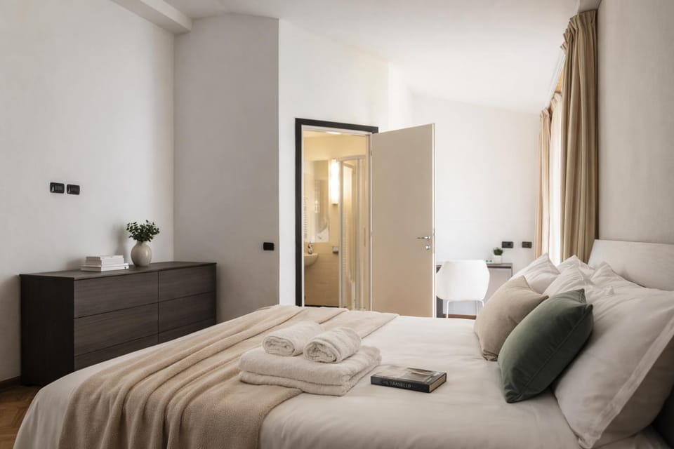 Photo of the whole room, Bedroom