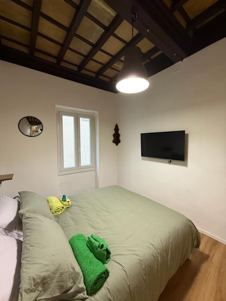 Bed, TV and multimedia, Photo of the whole room, Bedroom