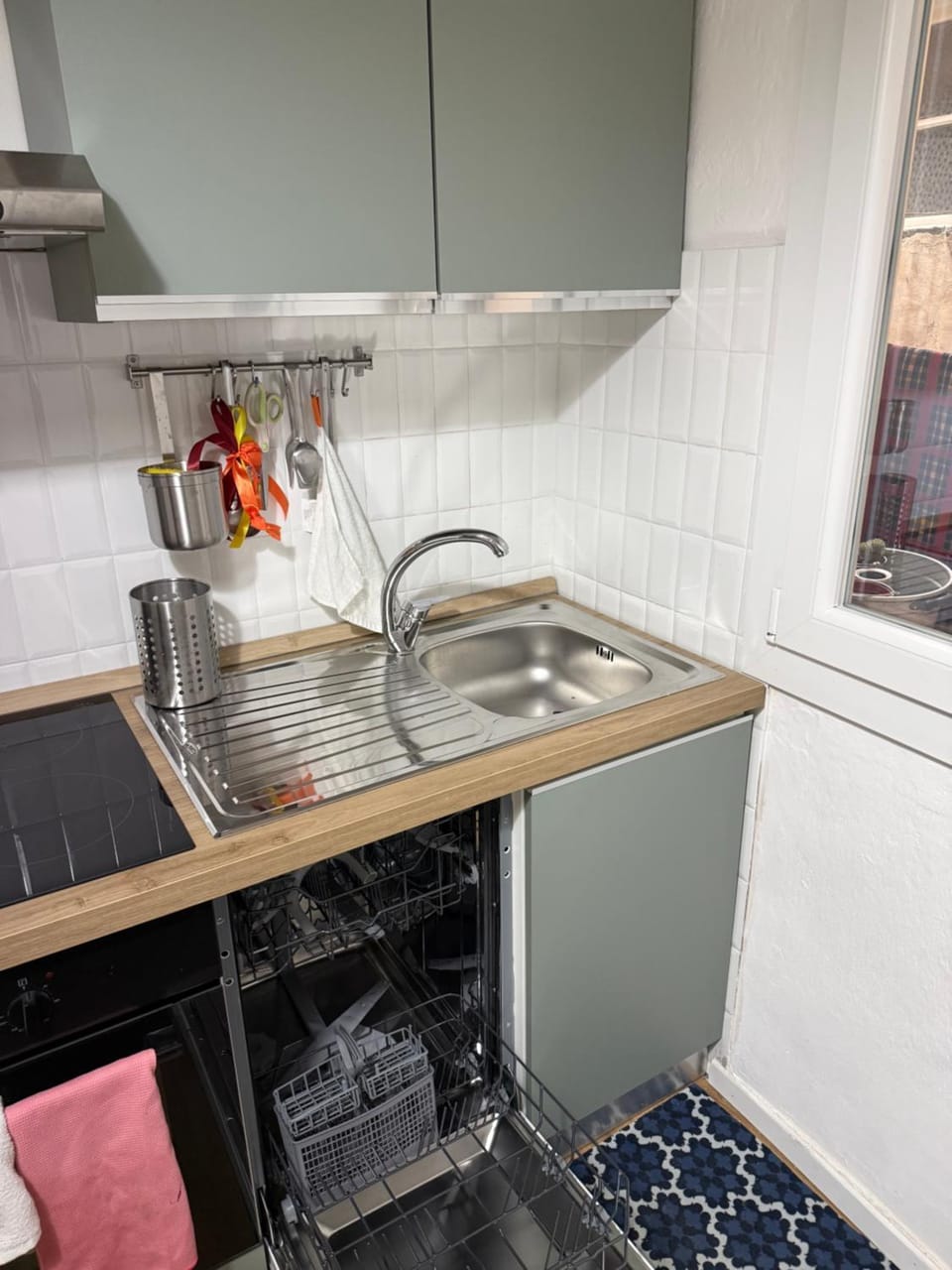 Kitchen or kitchenette, dishwasher, stove