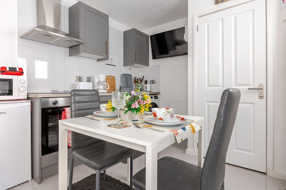 TV and multimedia, Kitchen or kitchenette, Dining area, microwave, oven, stove, washing machine, kitchen
