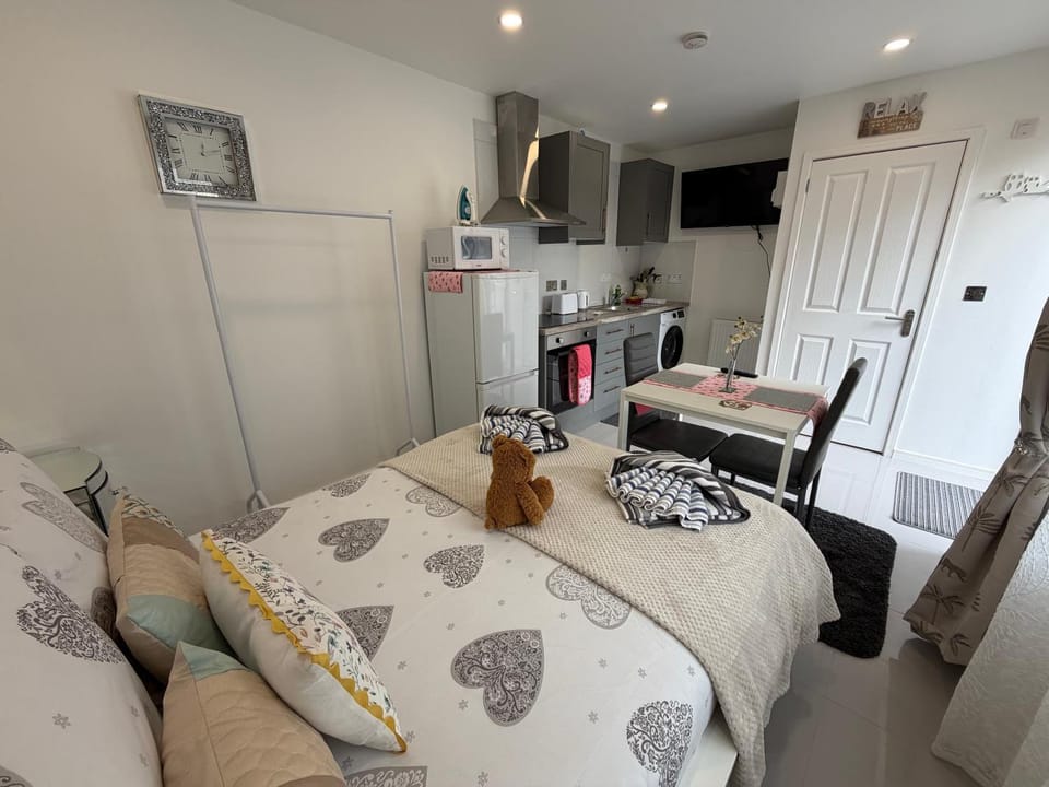 Bed, TV and multimedia, Kitchen or kitchenette, Dining area