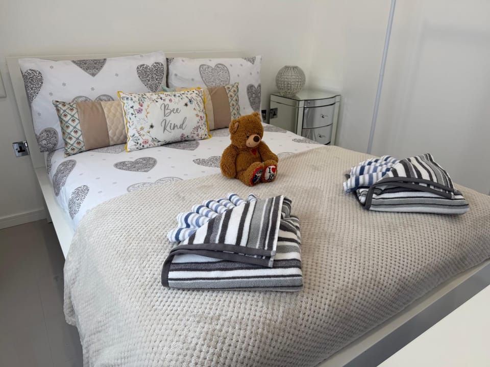 Bed, Bedroom, towels