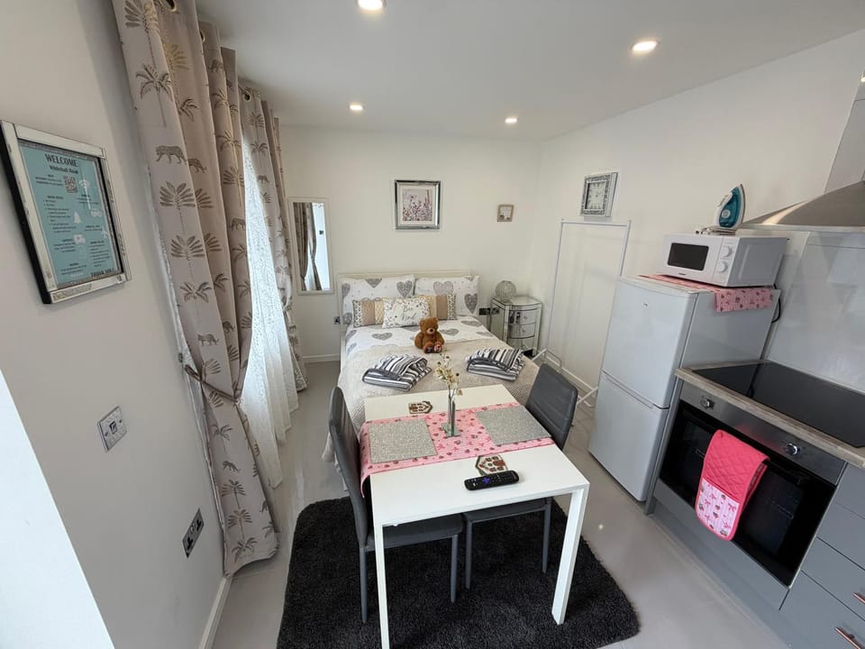 Bed, Dining area, Bedroom