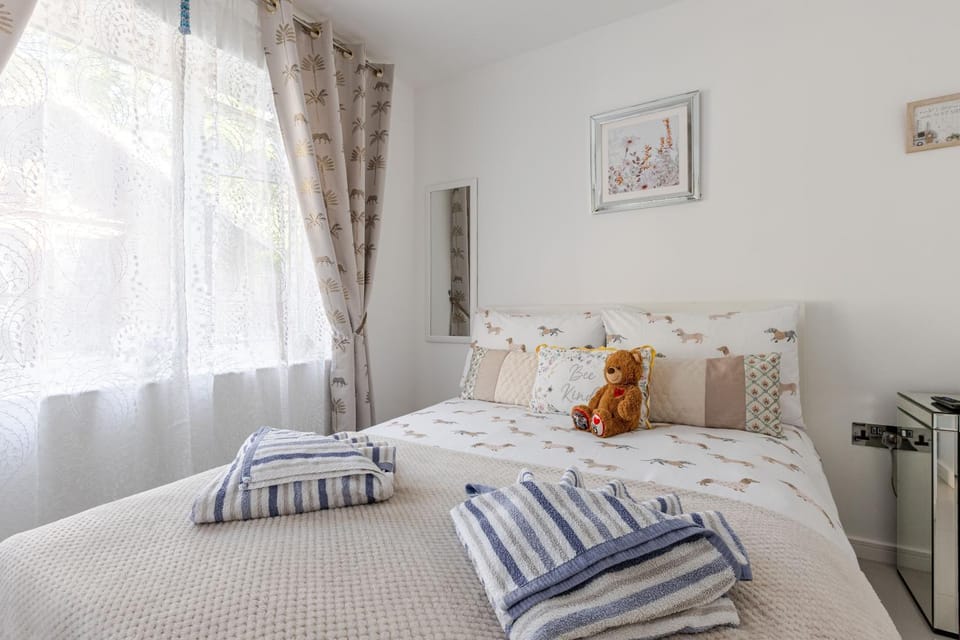 Bed, Bedroom, towels, towels