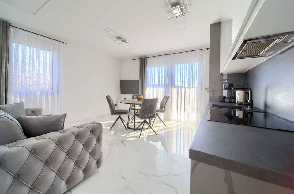 TV and multimedia, Seating area, Dining area