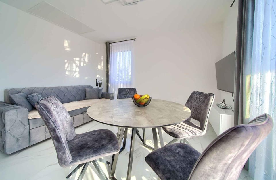 TV and multimedia, Seating area, Dining area