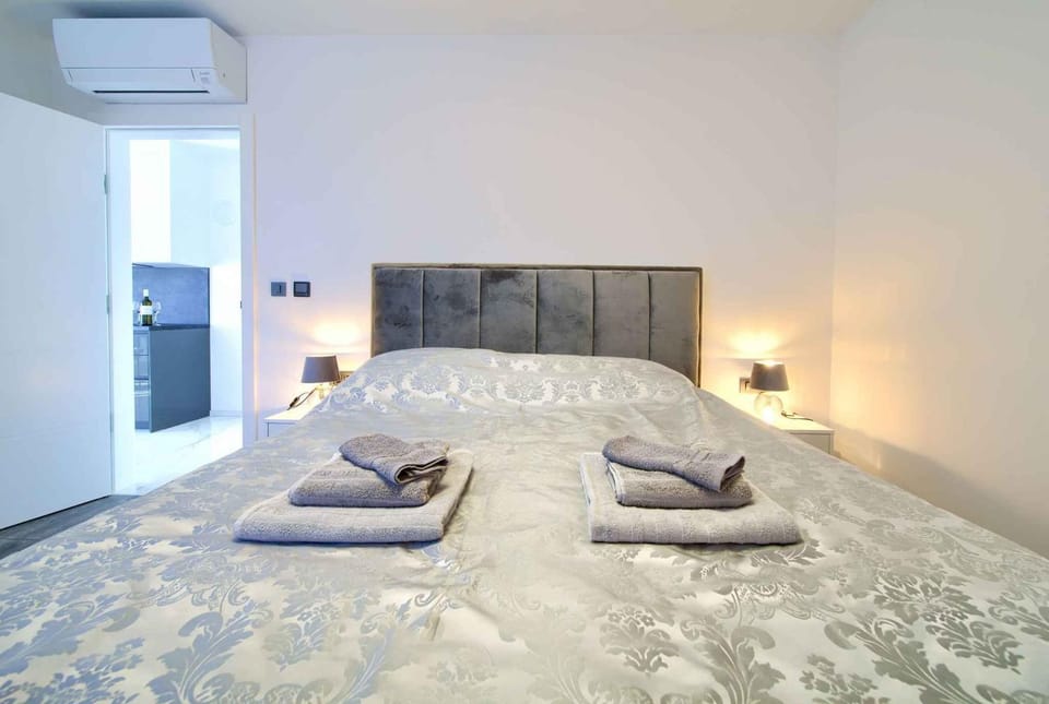 Bedroom, air conditioner