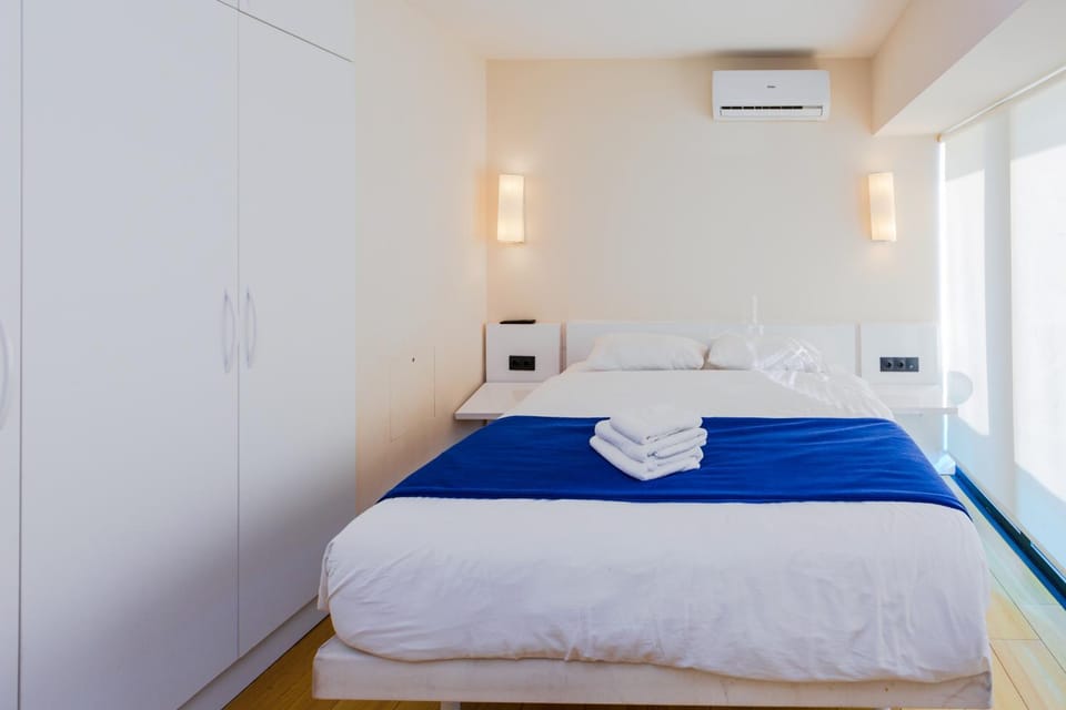 Bed, Bedroom, towels, air conditioner