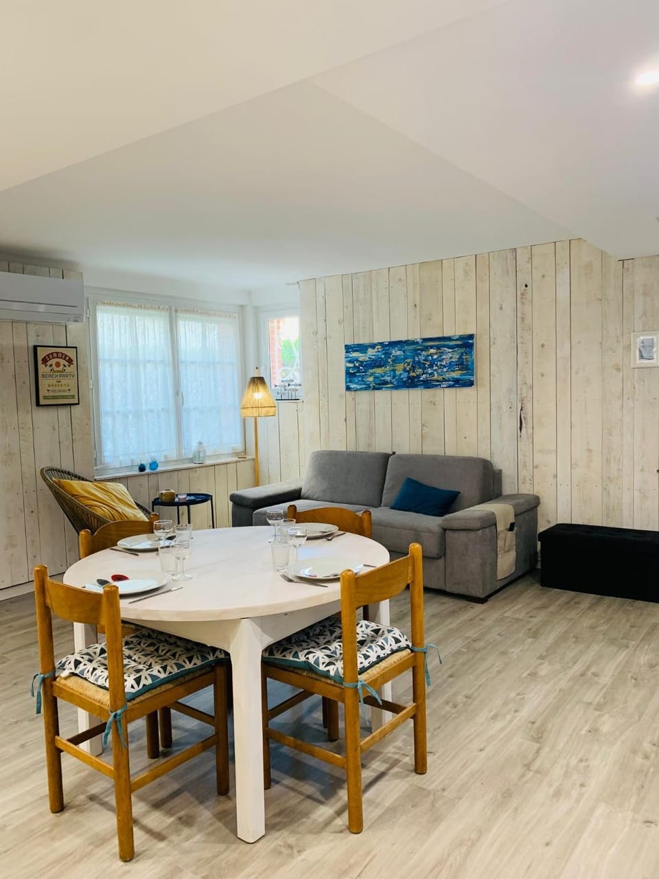Seating area, Dining area