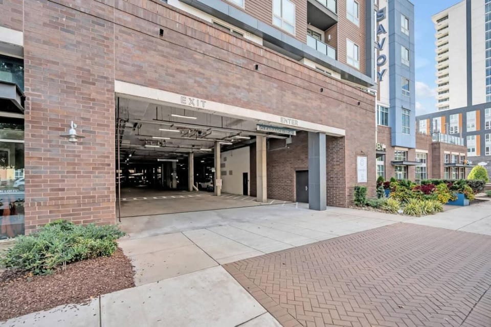 Skyline Retreat - Free Parking, Pool, Balcony Apartment in Charlotte