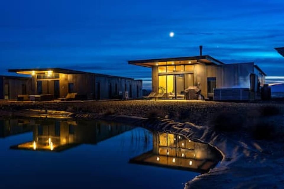 Columbia River Retreat Lakehouse House in Washington