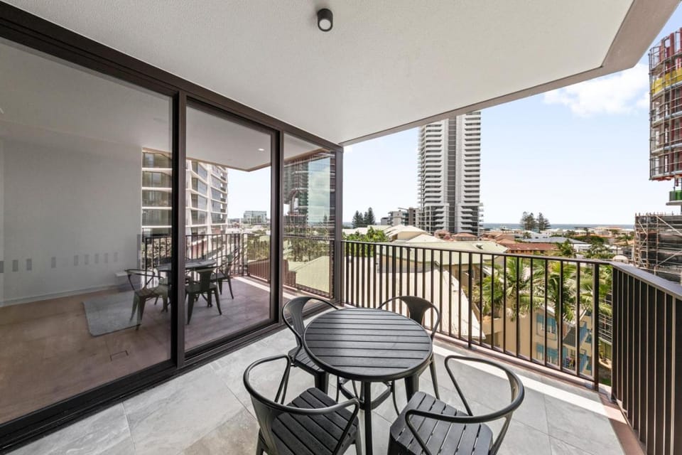 Chic 2 Bedroom Apartment by the Shore Apartment in Mermaid Beach