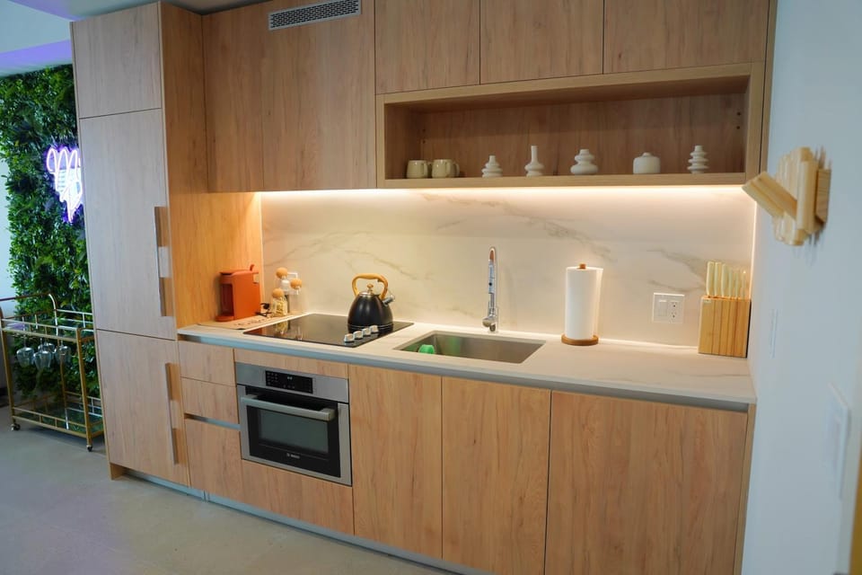 Coffee/tea facilities, Kitchen or kitchenette, dishwasher, oven, stove