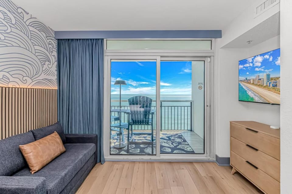 Modern Oceanfront Studio 17th Fl King Balcony House in Myrtle Beach
