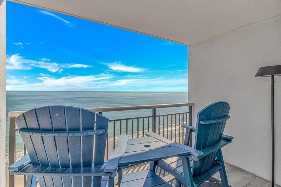 Modern Oceanfront Studio 18th Fl King Balcony House in Myrtle Beach