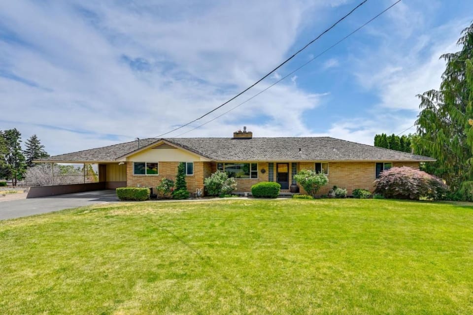 Spacious 5BR Yakima Home with Private Pool Sleeps 16 Pet Friendly House in Yakima