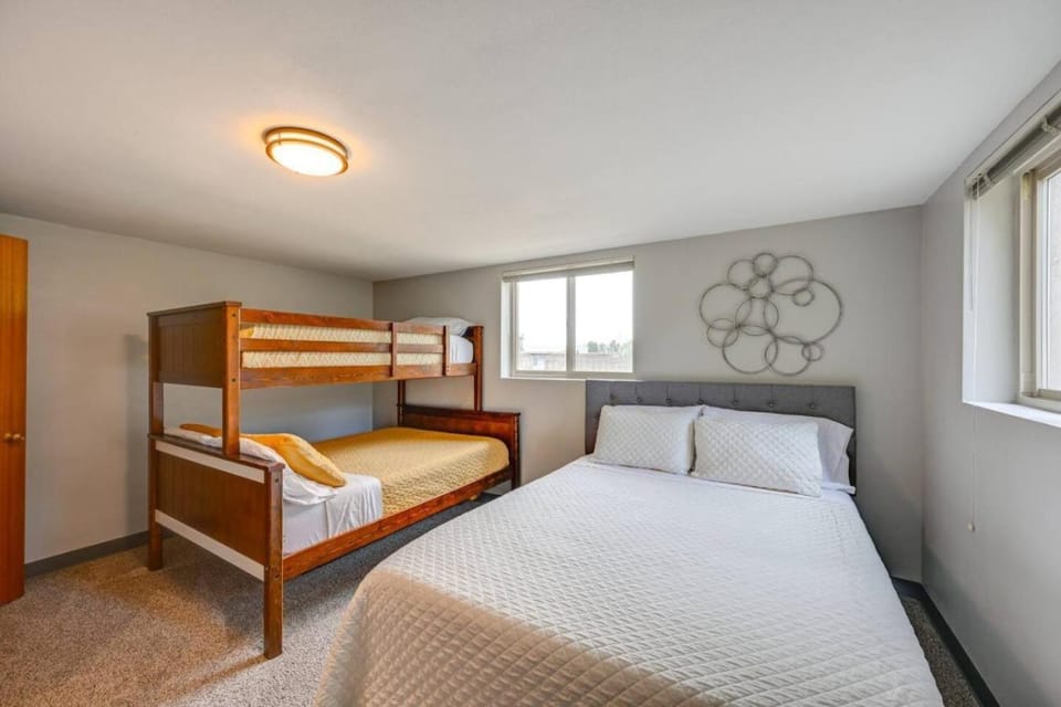 Spacious 5BR Yakima Home with Private Pool Sleeps 16 Pet Friendly House in Yakima