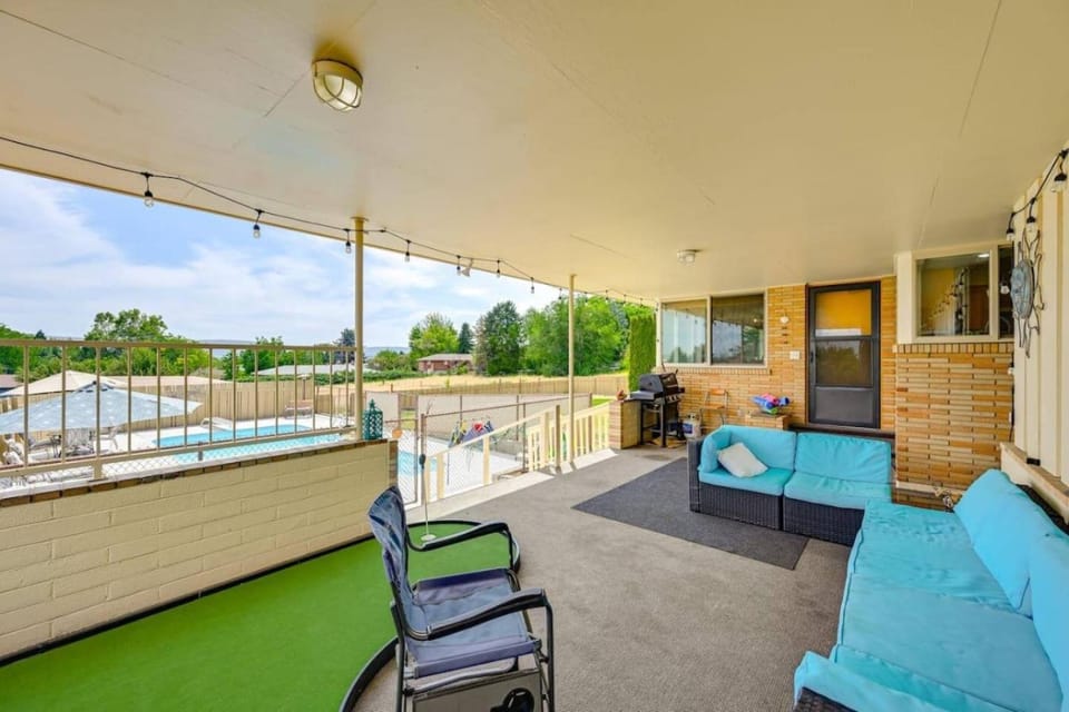 Spacious 5BR Yakima Home with Private Pool Sleeps 16 Pet Friendly House in Yakima