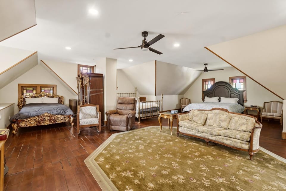 Large 11BR Council Bluffs Group Home Near Omaha Sleeps 16 Plus House in Council Bluffs