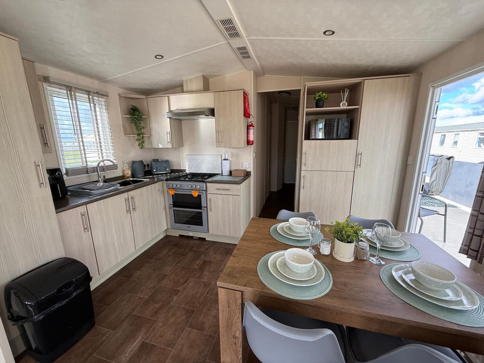 Sunnymede D11 - Fantasy Island with HOT TUB - pet friendly, WiFi - Ingoldmells - Meadow Lakes Caravan & Lodge Hire Apartment in Ingoldmells