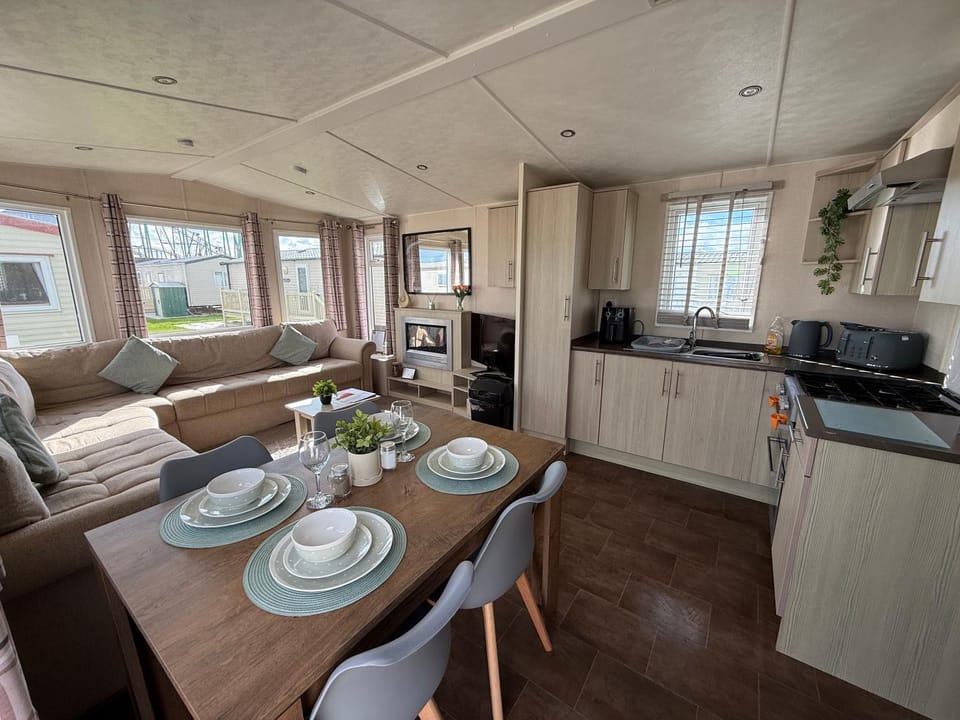 Sunnymede D11 - Fantasy Island with HOT TUB - pet friendly, WiFi - Ingoldmells - Meadow Lakes Caravan & Lodge Hire Apartment in Ingoldmells