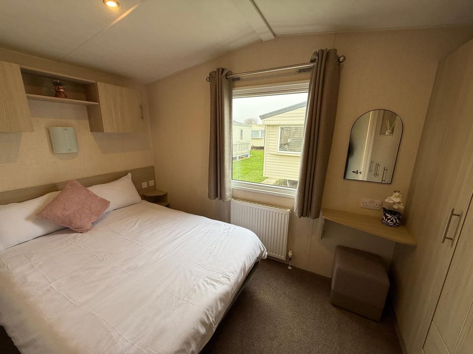 Sunnymede D11 - Fantasy Island with HOT TUB - pet friendly, WiFi - Ingoldmells - Meadow Lakes Caravan & Lodge Hire Apartment in Ingoldmells