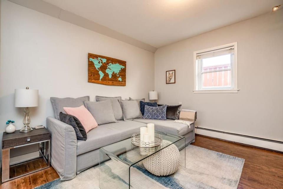Ramsay Manor | Spacious 1BR Queen Bed Inner City Apartment in Calgary