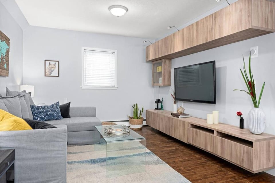Communal lounge/ TV room, TV and multimedia, Living room, Seating area, Evening entertainment