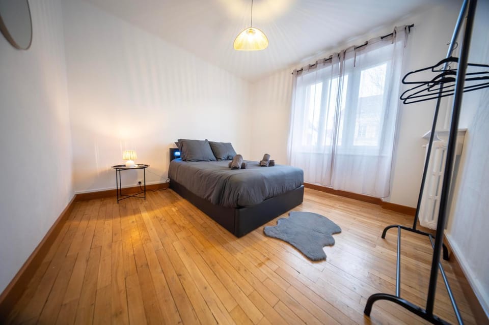 Bed, Photo of the whole room, Seating area, Bedroom