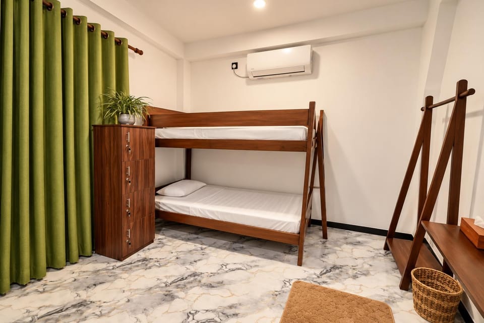 Bedroom, bunk bed