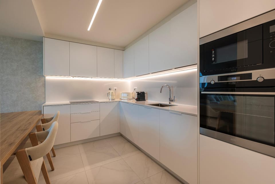 Communal kitchen, microwave, oven, toaster
