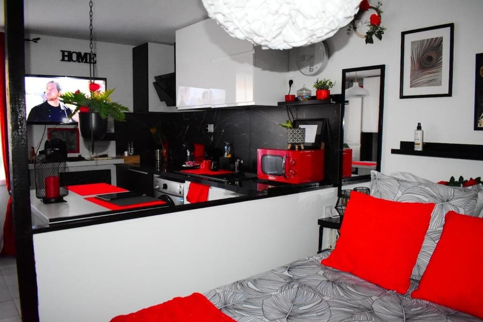 Kitchen or kitchenette, Seating area, Bedroom
