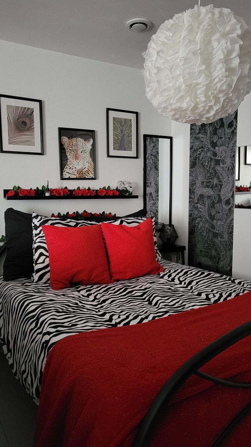 Photo of the whole room, Bedroom
