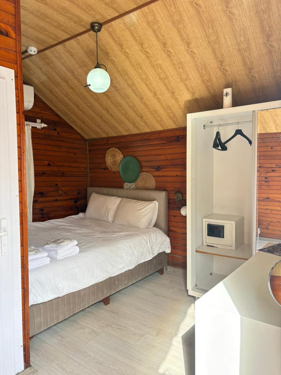Bed, TV and multimedia, Kitchen or kitchenette, Photo of the whole room, Decorative detail, Bedroom, minibar, wardrobe, air conditioner